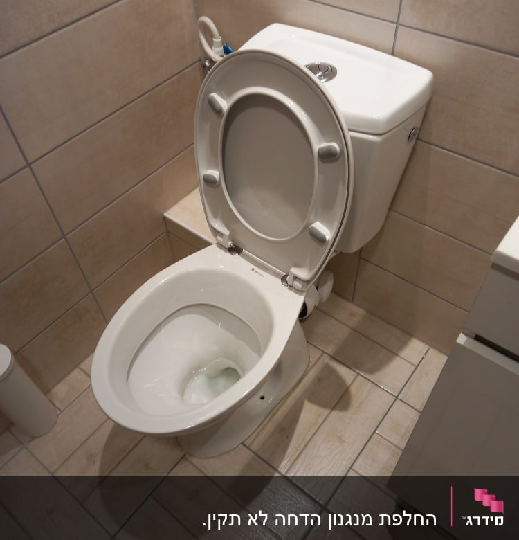 אסלה פתוחה עם מיכל הדחה בחדר אמבטיה